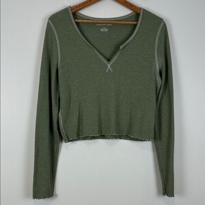 American Eagle Green Cropped Waffle Thermal V‑Neck Long Sleeve Lightweight